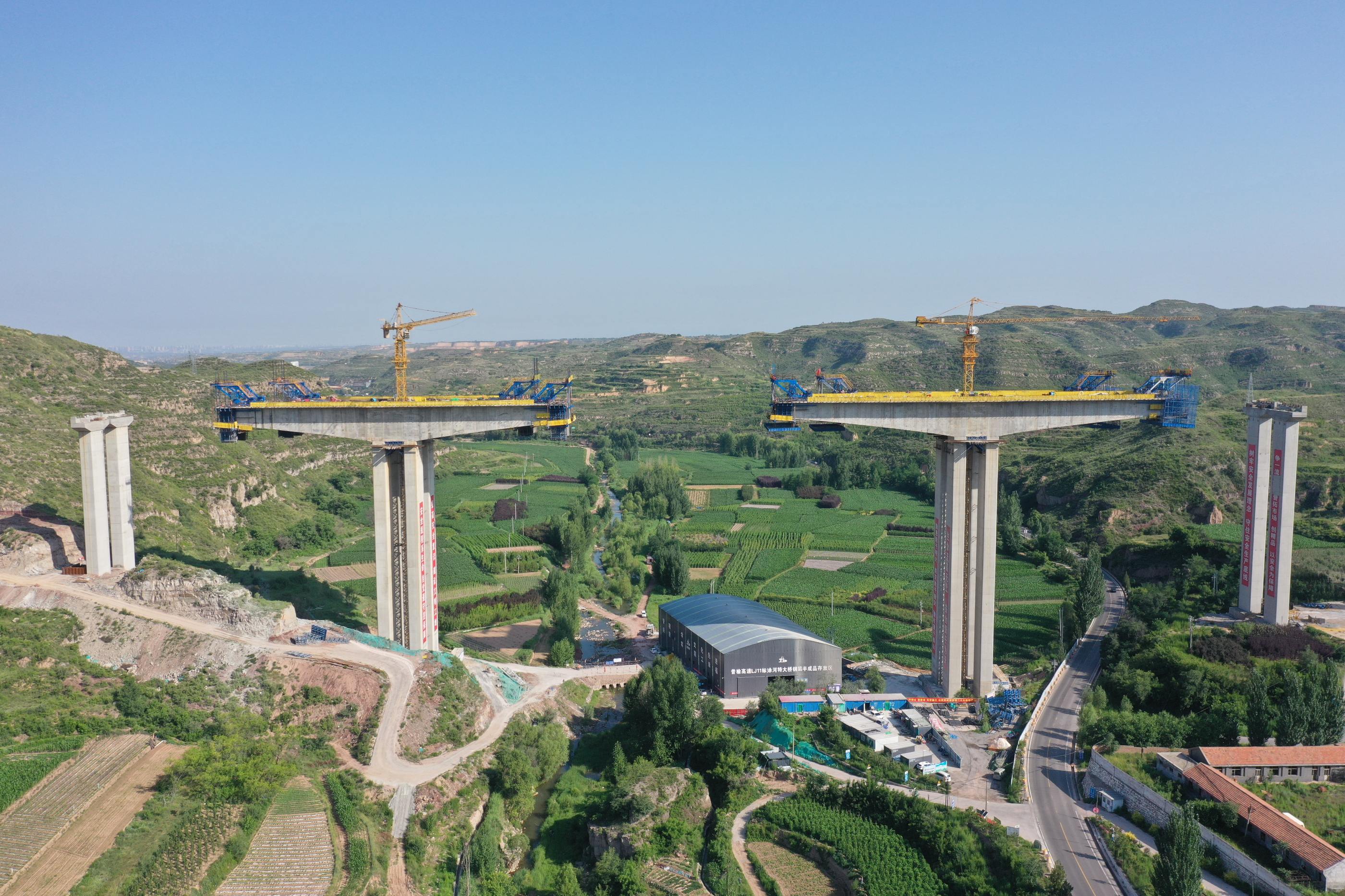 การก่อสร้างแคนทิลิเวอร์ของส่วนปิดของสะพานเฟรมแข็งอย่างต่อเนื่อง