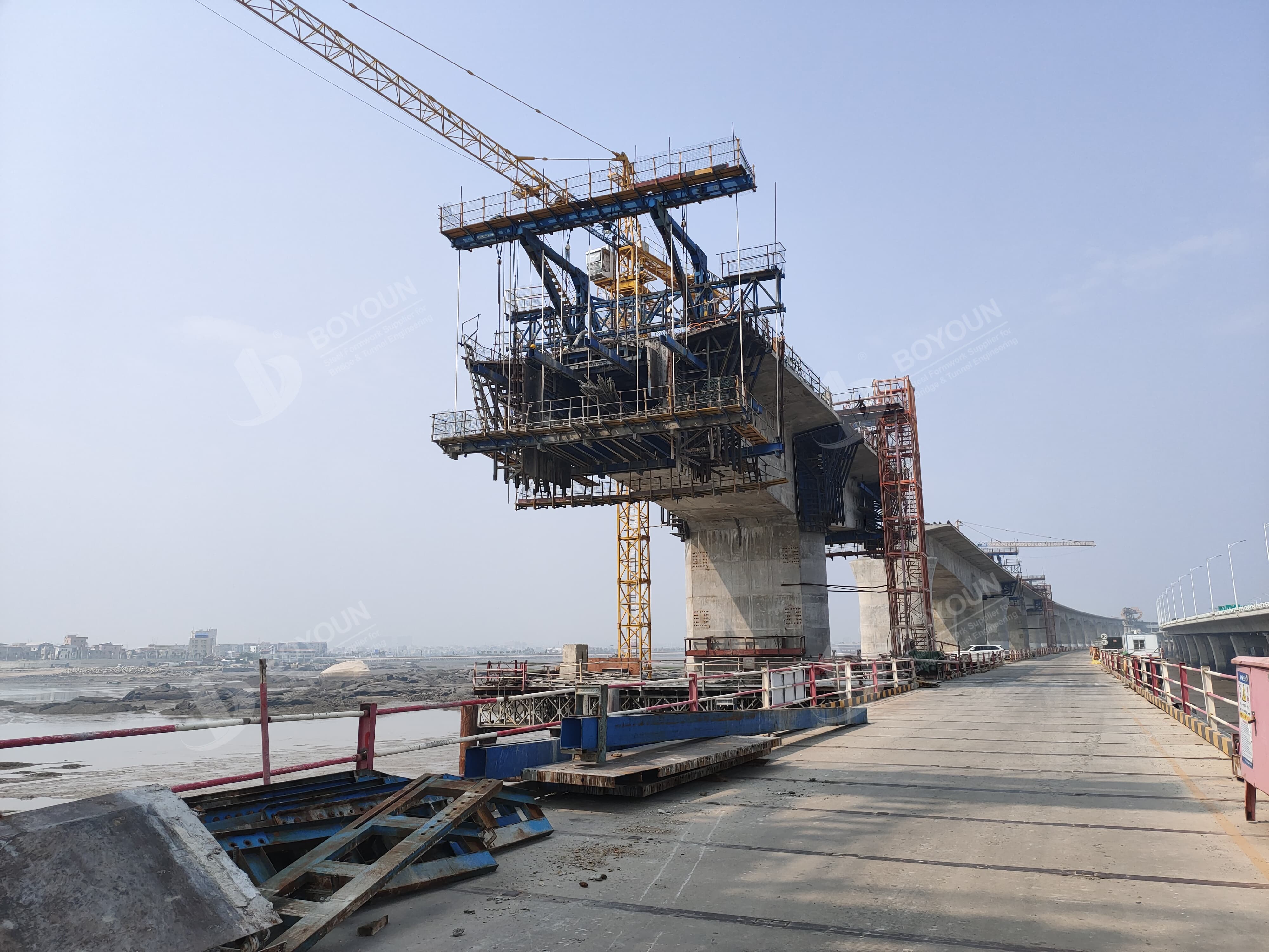 การก่อสร้างสะพานคานคอนกรีตอย่างต่อเนื่องโดยวิธีการหล่อแคนทิลิเวอร์