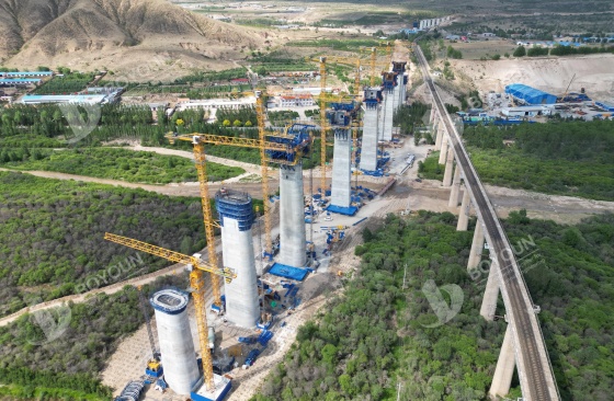 การเปรียบเทียบของท่าเรือผนังเดี่ยว และสองเท่าของสะพานกรอบแข็งอย่างต่อเนื่อง