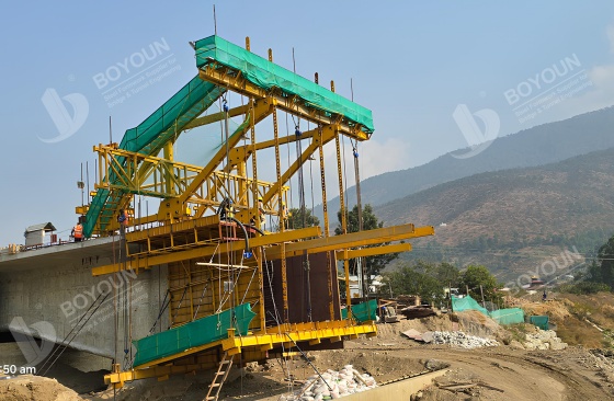 การควบคุมเชิงเส้นในการก่อสร้างนักเดินทาง Cantilevered สำหรับวิศวกรรมสะพาน